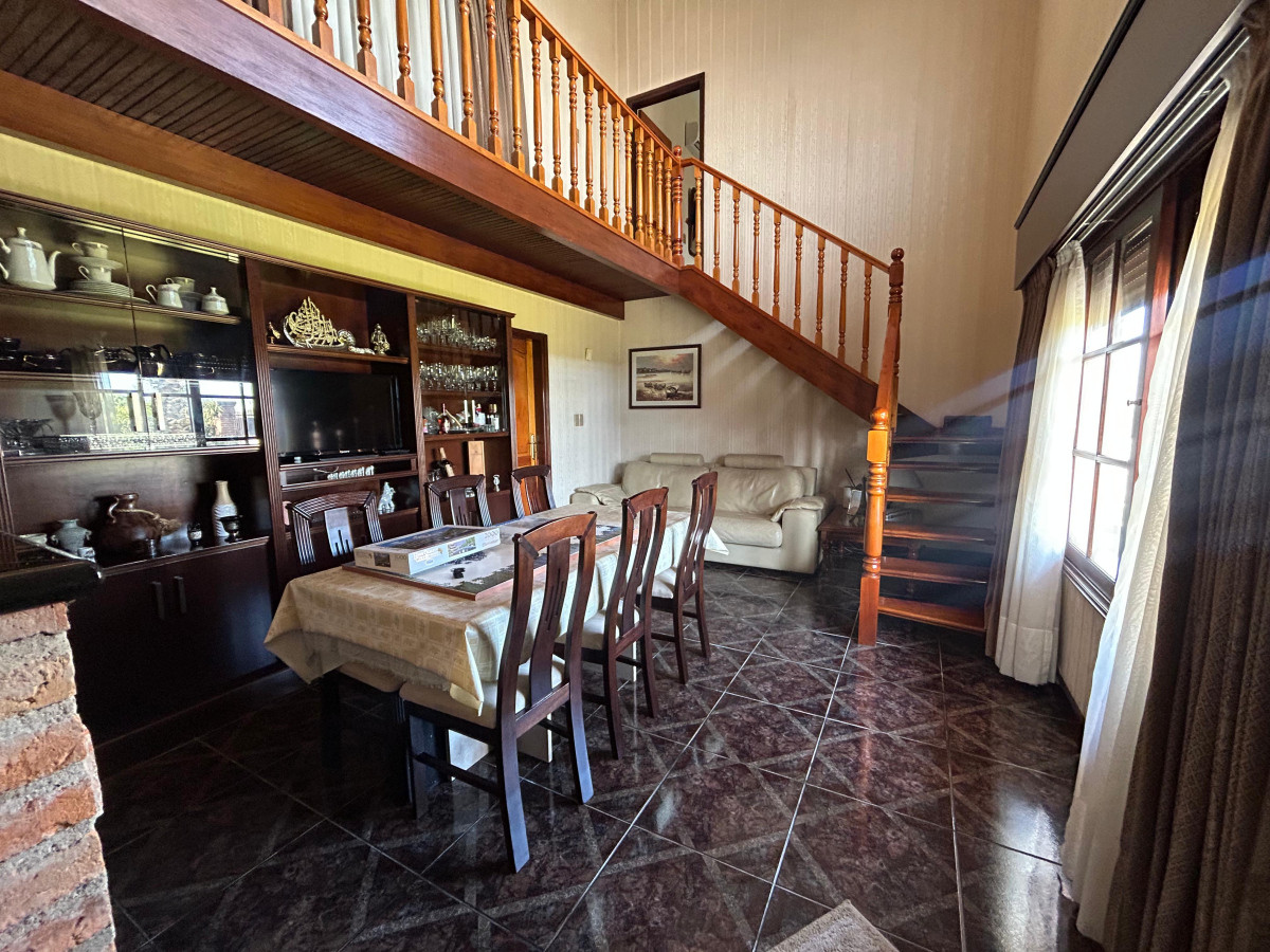 Casa ID.4896 - Venta Gran Casa 4 Dormitorios con Galpón y Piscina Colón