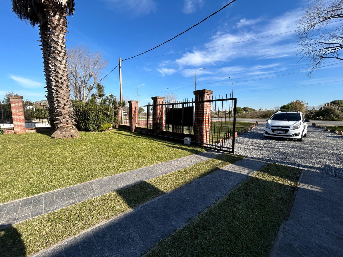 Casa ID.4896 - Venta Gran Casa 4 Dormitorios con Galpón y Piscina Colón