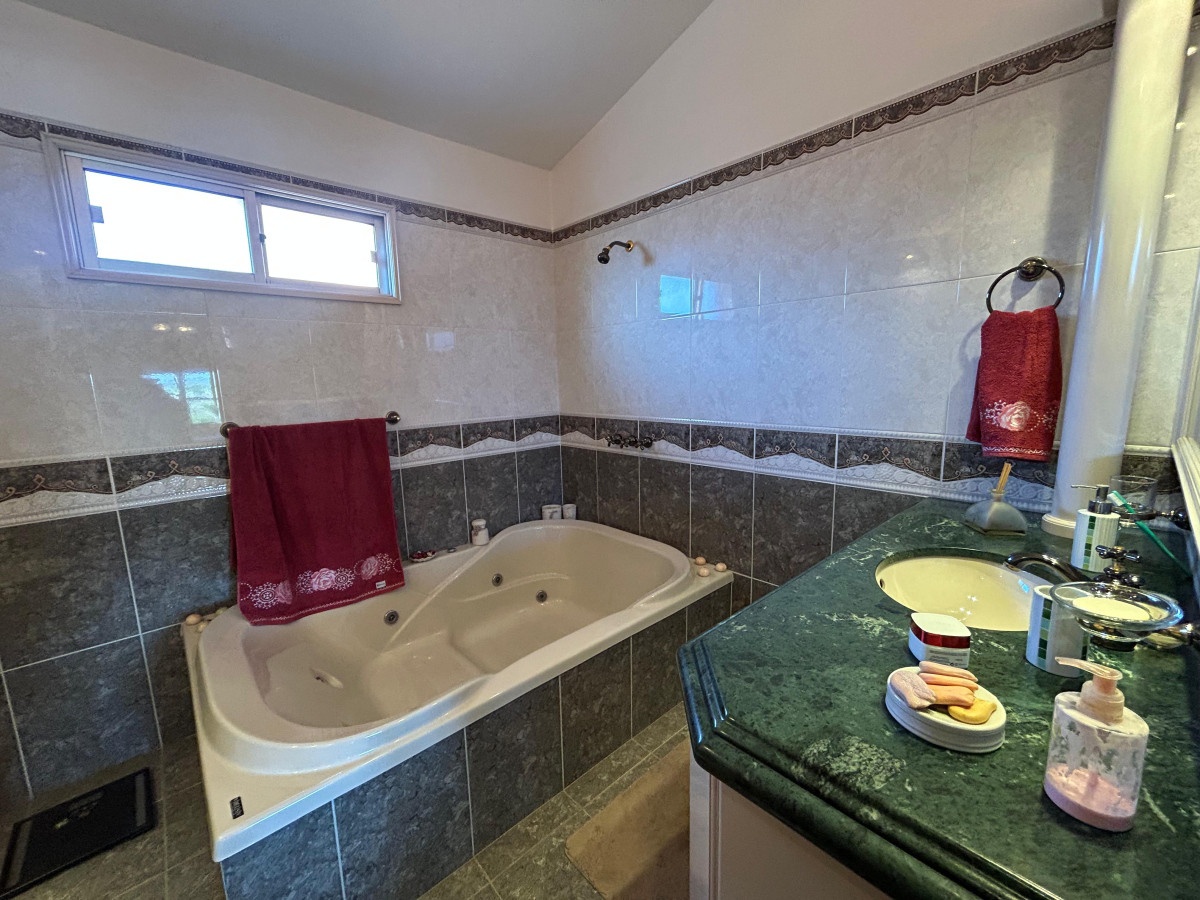 Casa ID.4896 - Venta Gran Casa 4 Dormitorios con Galpón y Piscina Colón