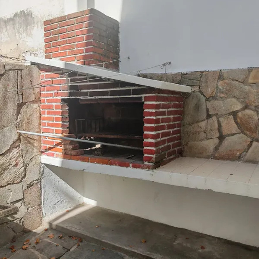 Casa ID.6202 - Venta con Renta Casa 2 Dormitorios Buceo con patio y cochera