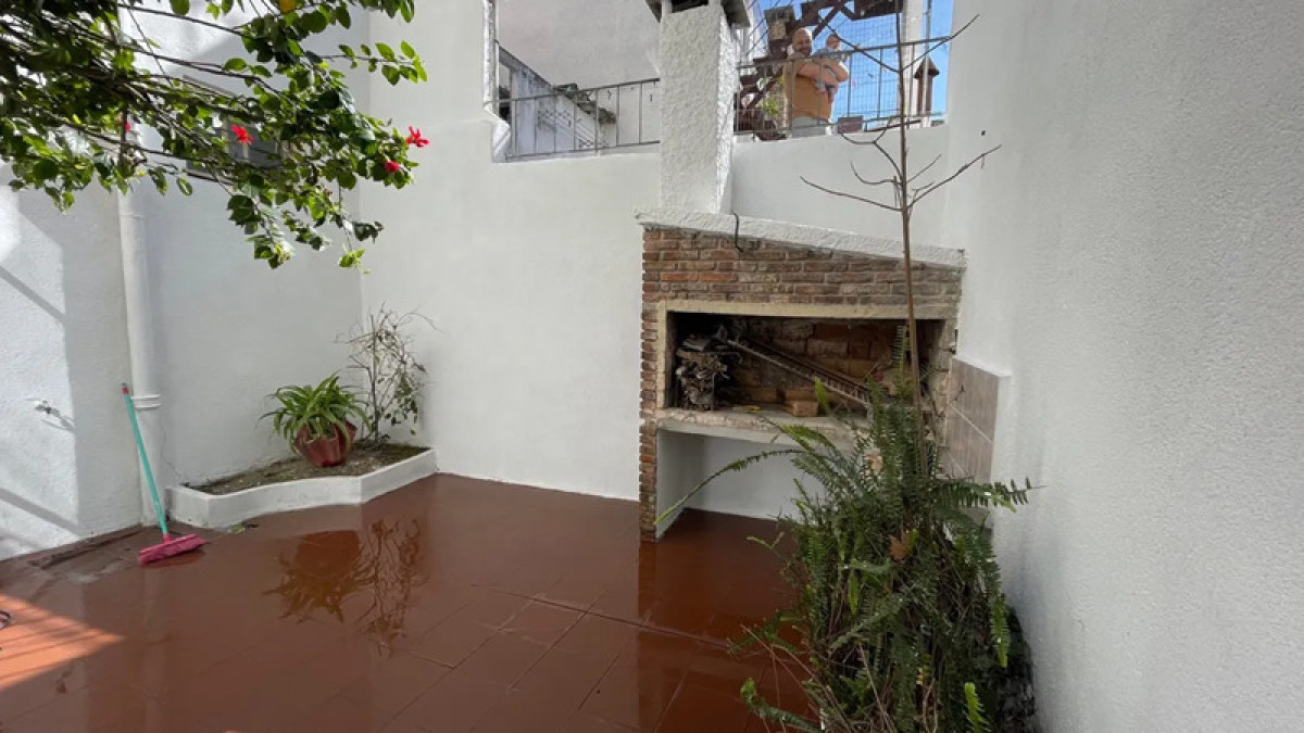Casa ID.5545 - Venta Casa Reformada 4 Dormitorios Pocitos con Patio y Garaje