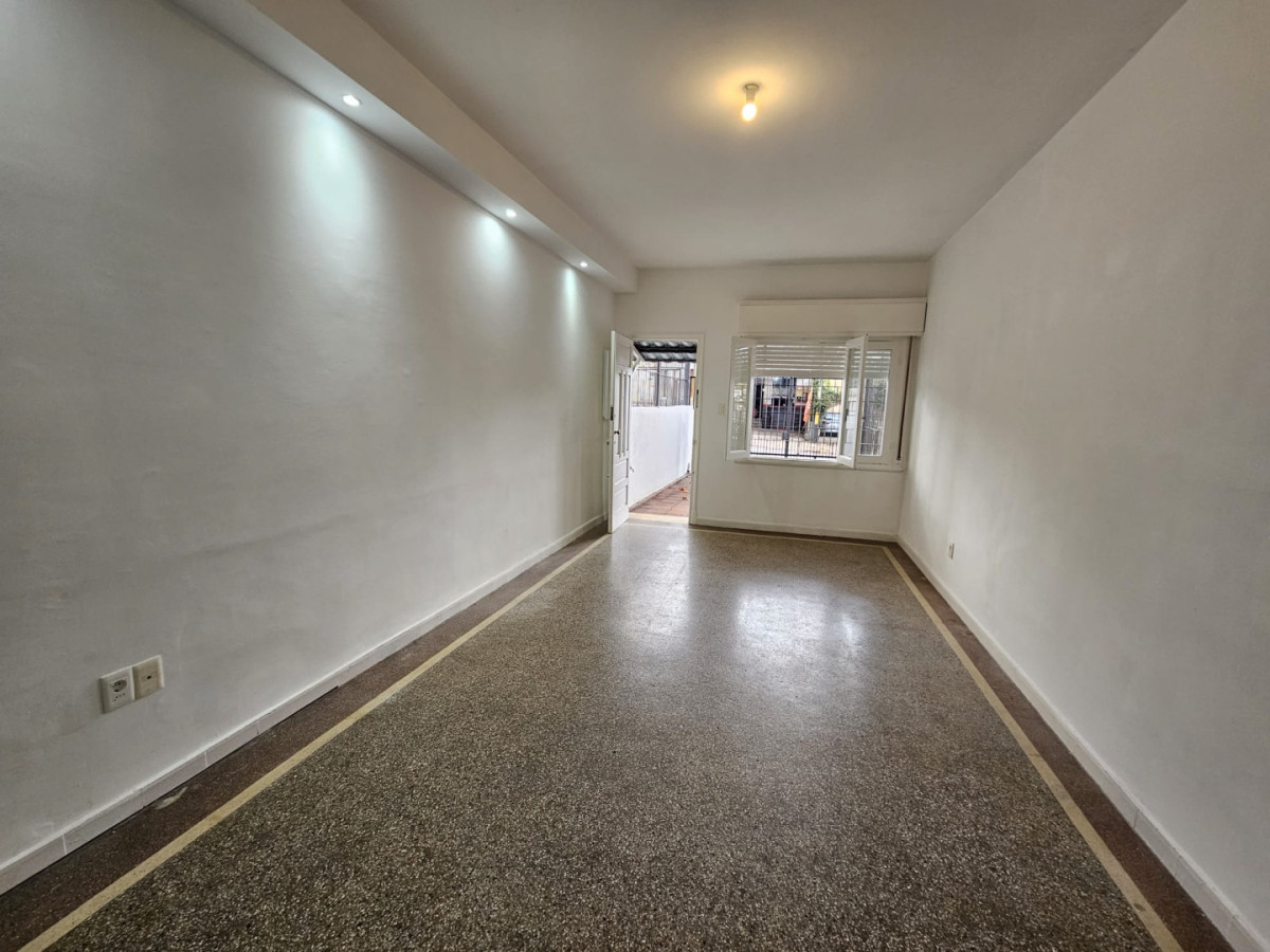 Casa ID.6202 - Venta con Renta Casa 2 Dormitorios Buceo con patio y cochera