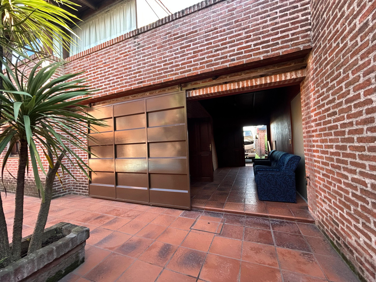 Casa ID.4896 - Venta Gran Casa 4 Dormitorios con Galpón y Piscina Colón