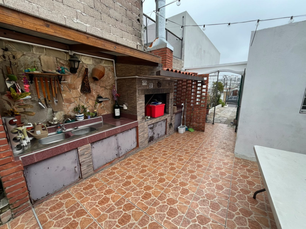 Casa ID.6657 - Venta Casa 4 Dormitorios La Blanqueada con patio y cochera