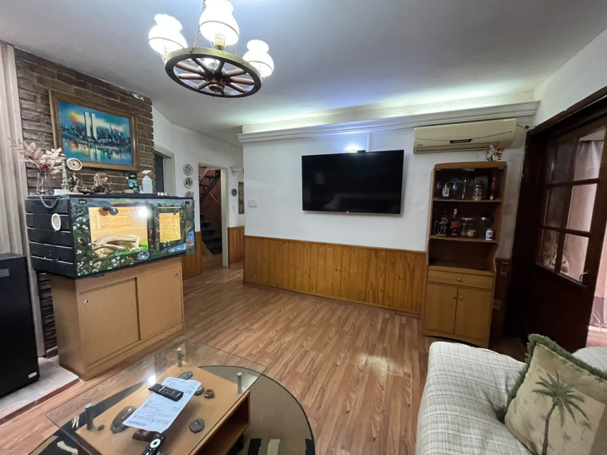 Casa ID.6657 - Venta Casa 4 Dormitorios La Blanqueada con patio y cochera