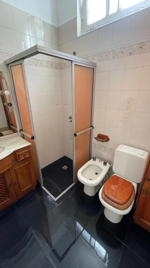 Casa ID.5545 - Venta Casa Reformada 4 Dormitorios Pocitos con Patio y Garaje