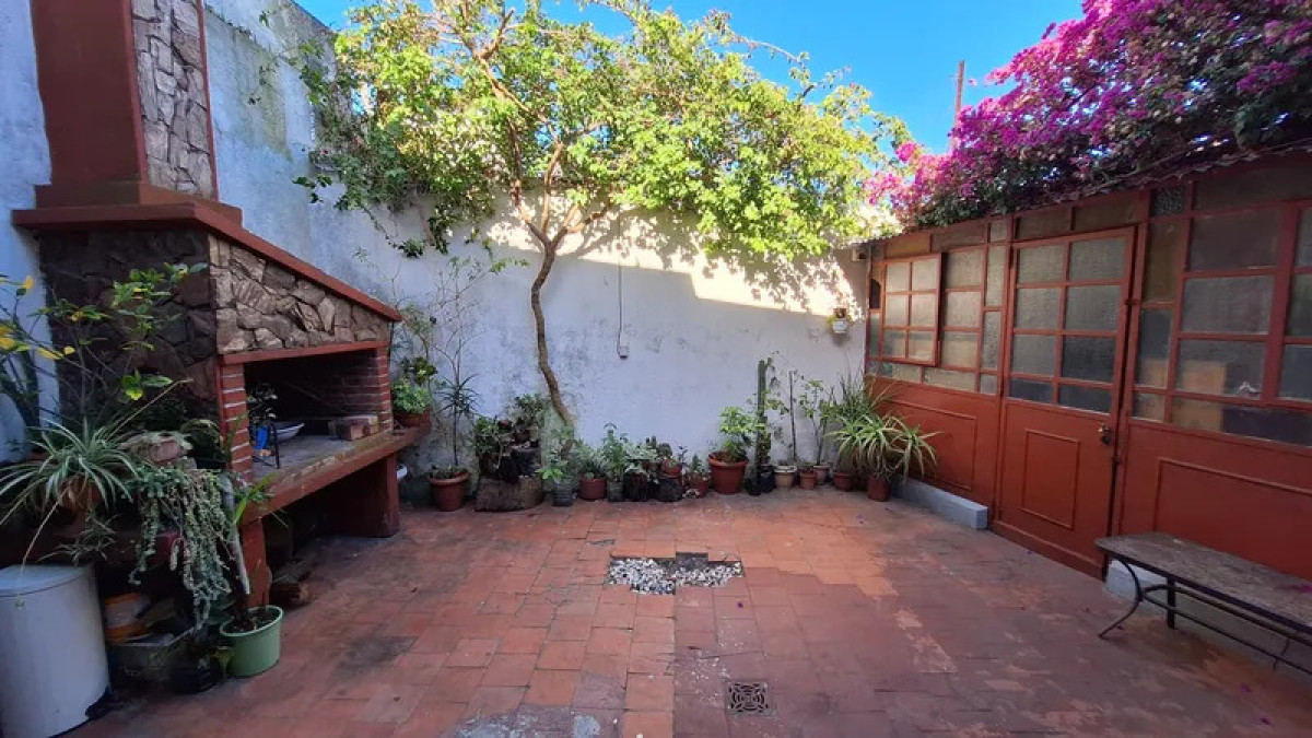 Casa ID.5676 - Venta Casa 3 Dormitorios La Comercial con patio y cochera