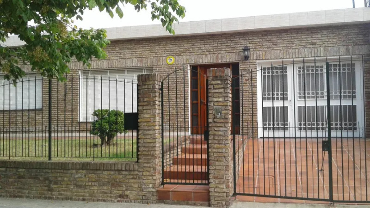Casa ID.5885 - Alquiler Casa 2 Dormitorio Buceo con patio con parrillero