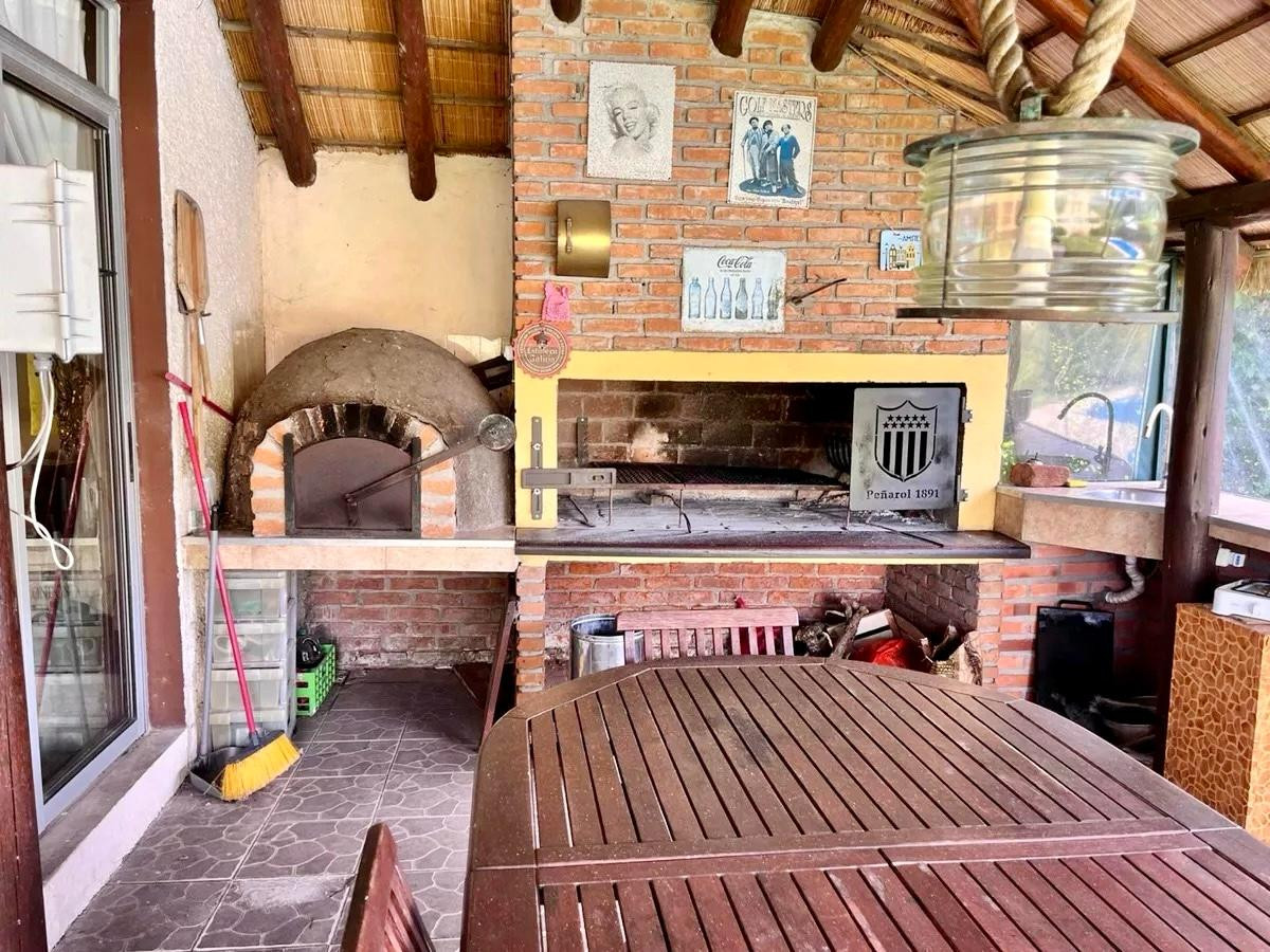Casa ID.4588 - Venta Casa 5 Dormitorios Malvin con Piscina Barbacoa y Garaje