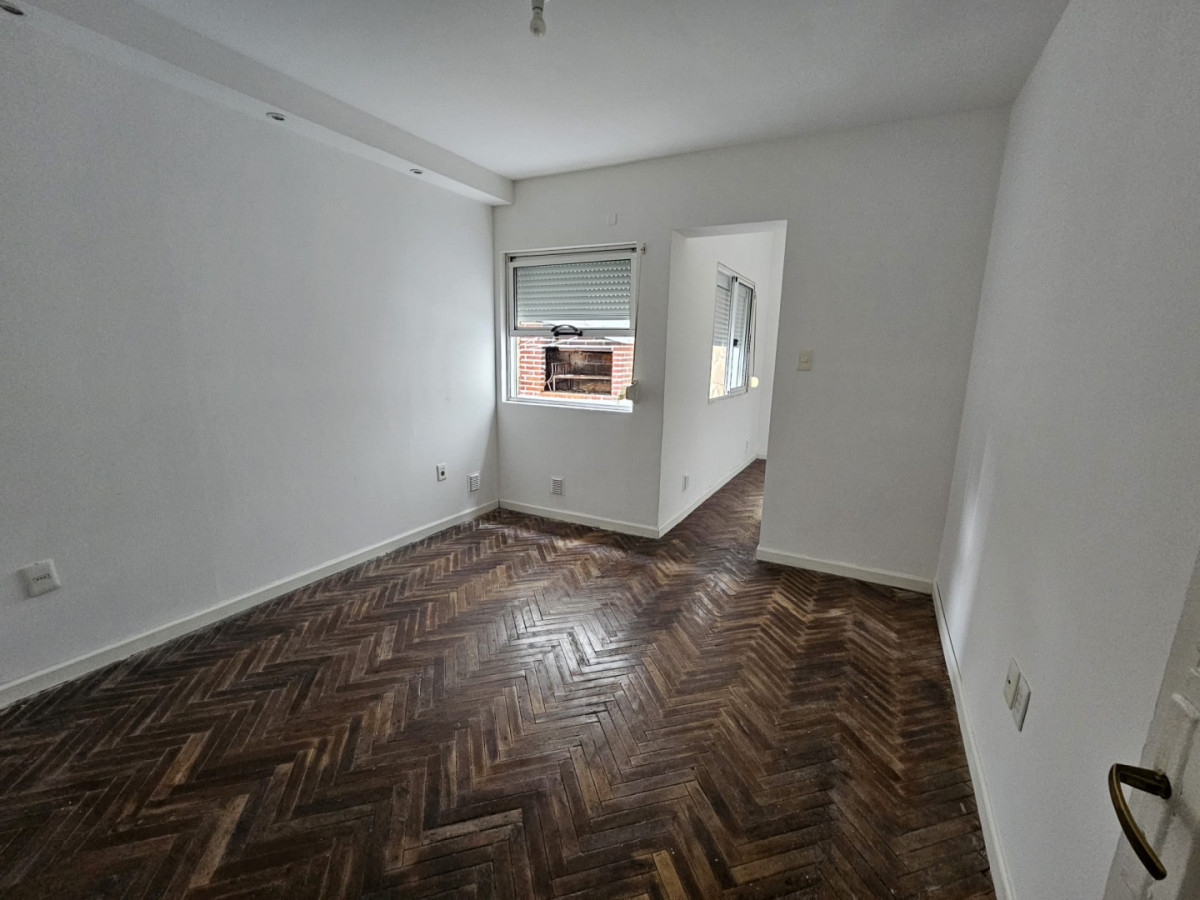 Casa ID.6202 - Venta con Renta Casa 2 Dormitorios Buceo con patio y cochera