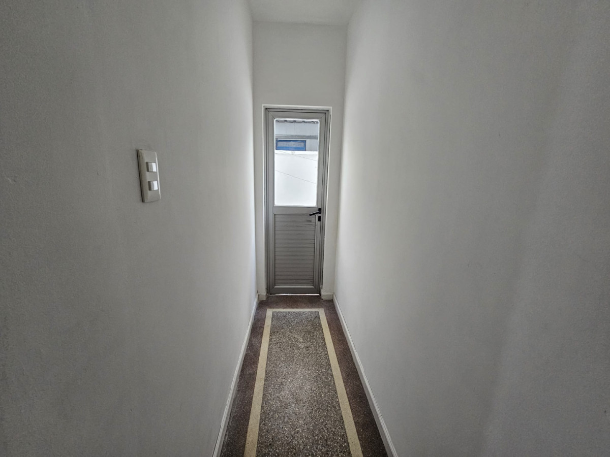 Casa ID.6202 - Venta con Renta Casa 2 Dormitorios Buceo con patio y cochera