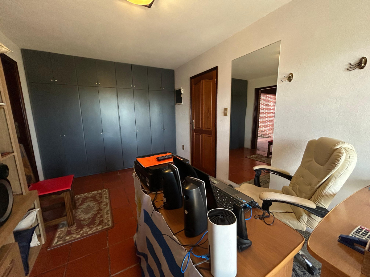 Casa ID.4896 - Venta Gran Casa 4 Dormitorios con Galpón y Piscina Colón