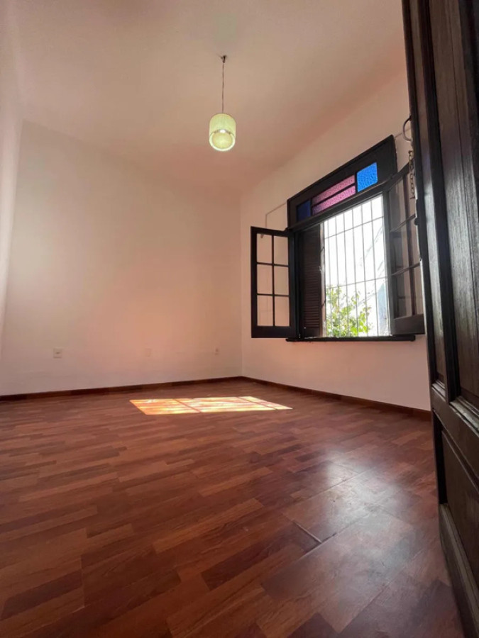 Casa ID.5232 - Venta con renta Casa 4 Dormitorios Cordon con patio y garaje