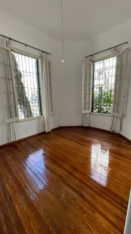 Casa ID.5545 - Venta Casa Reformada 4 Dormitorios Pocitos con Patio y Garaje