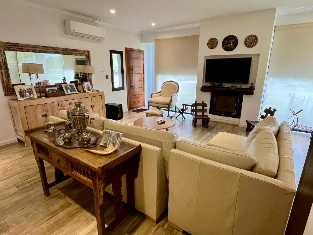 Casa ID.3972 - Venta Casa 4 Dormitorios Barrio Privado La Tahona con Piscina