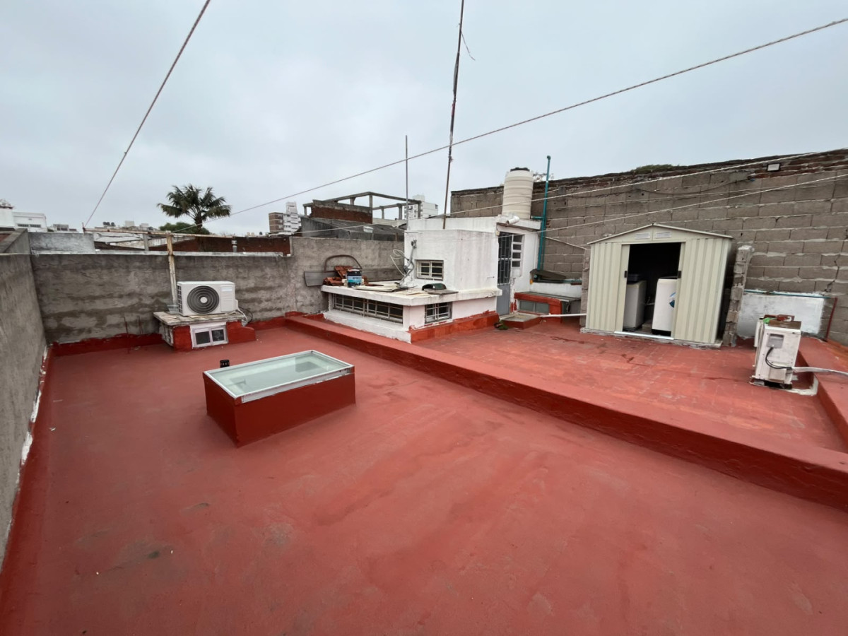Casa ID.6657 - Venta Casa 4 Dormitorios La Blanqueada con patio y cochera