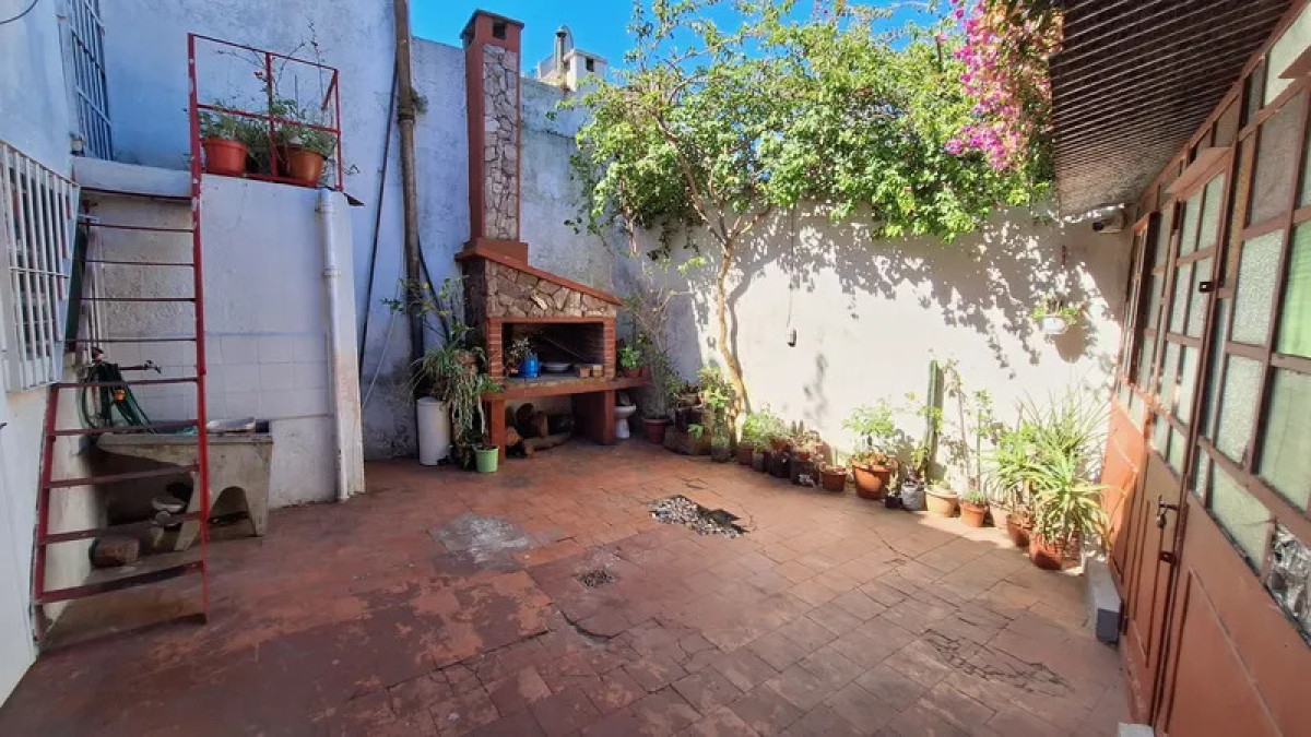 Casa ID.5676 - Venta Casa 3 Dormitorios La Comercial con patio y cochera