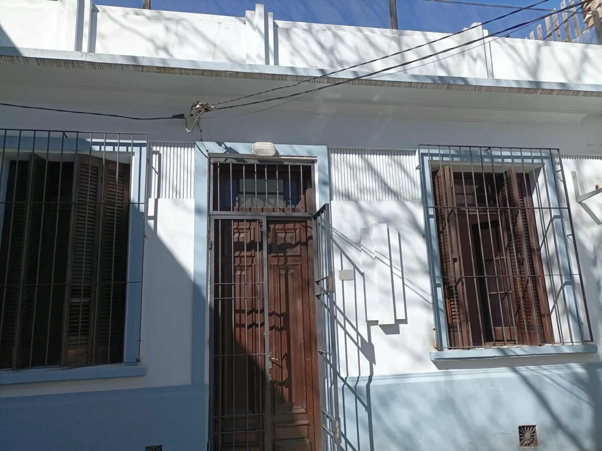 Casa ID.5232 - Venta con renta Casa 4 Dormitorios Cordon con patio y garaje