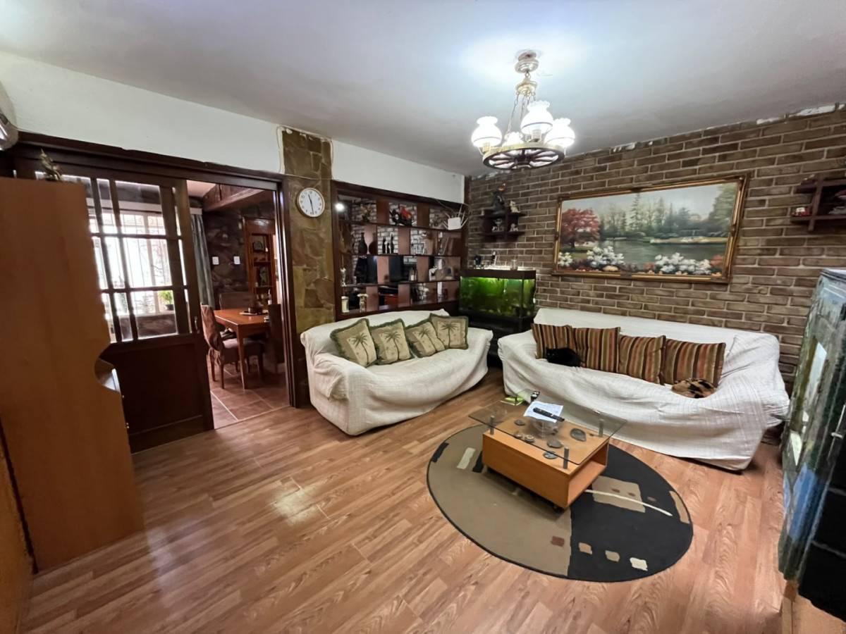 Casa ID.6657 - Venta Casa 4 Dormitorios La Blanqueada con patio y cochera