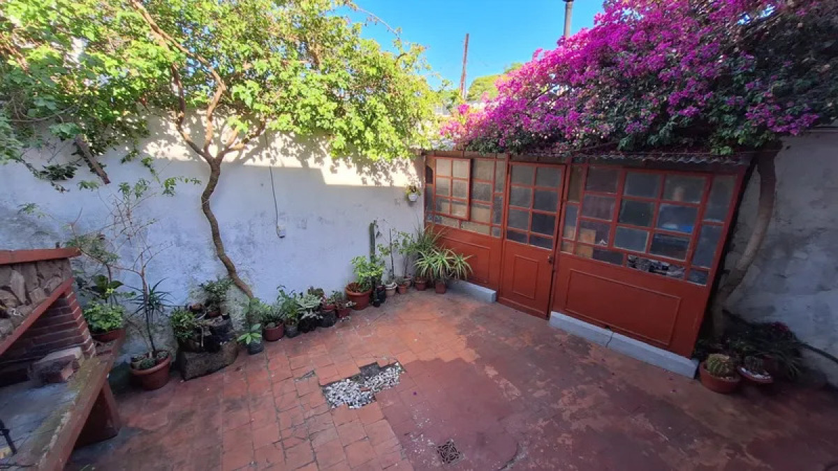 Casa ID.5676 - Venta Casa 3 Dormitorios La Comercial con patio y cochera