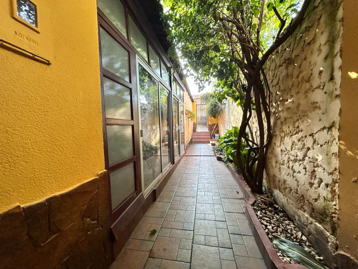 Casa ID.2740 - Venta Casa en ph 2 Dormitorios Buceo con Barbacoa y Garaje