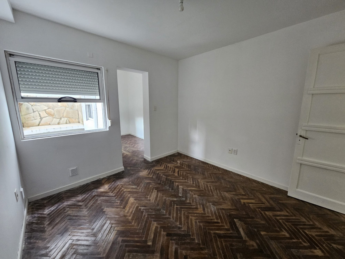 Casa ID.6202 - Venta con Renta Casa 2 Dormitorios Buceo con patio y cochera