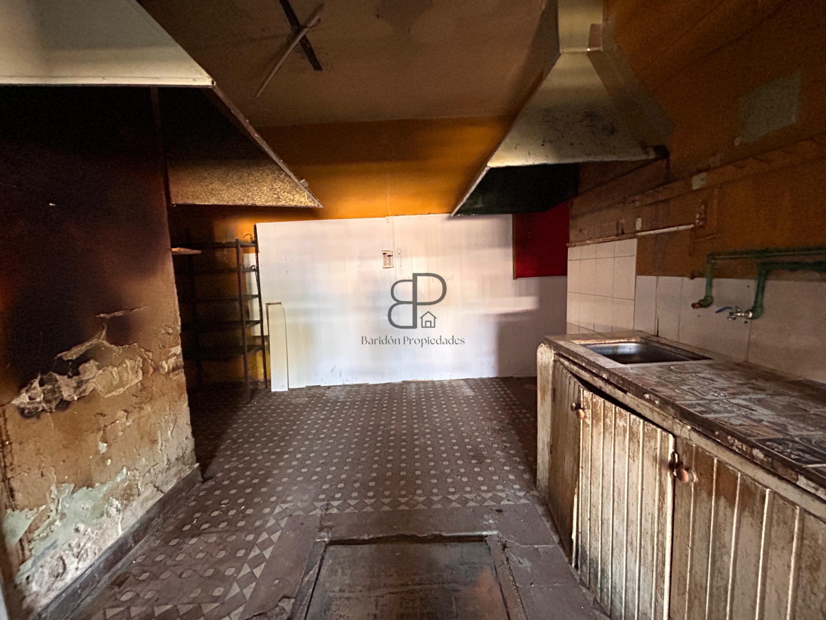 Local Comercial ID.4347 - Venta con renta Gran Local Comercial con Vivienda La Teja