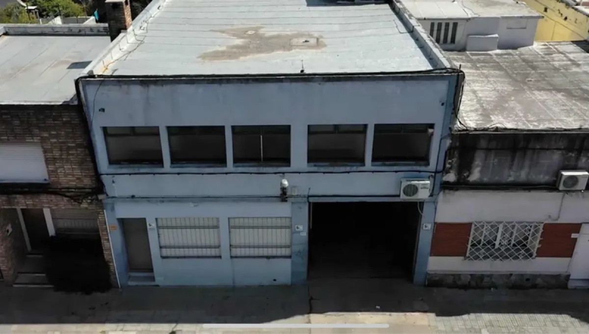 Local Comercial ID.5132 - Venta Gran Local 592m2 Reducto 2 Plantas y 4 Baños en Reducto