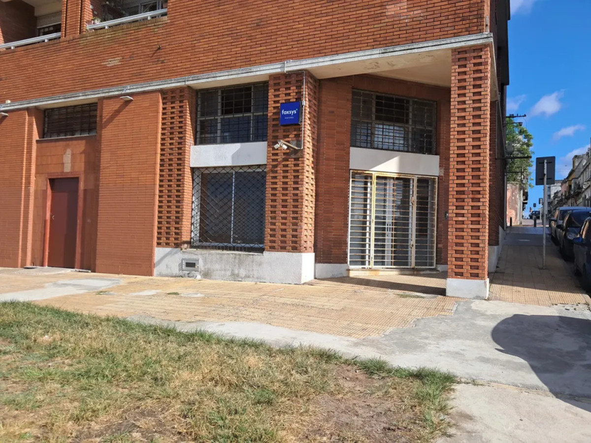 Local Comercial ID.6073 - Alquiler Local Ciudad Vieja frente a la Rambla 70m2