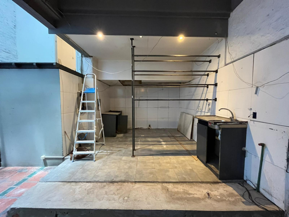 Local Comercial ID.5483 - Alquiler Local Gastronomico Parque Rodo con Sotano 70m2