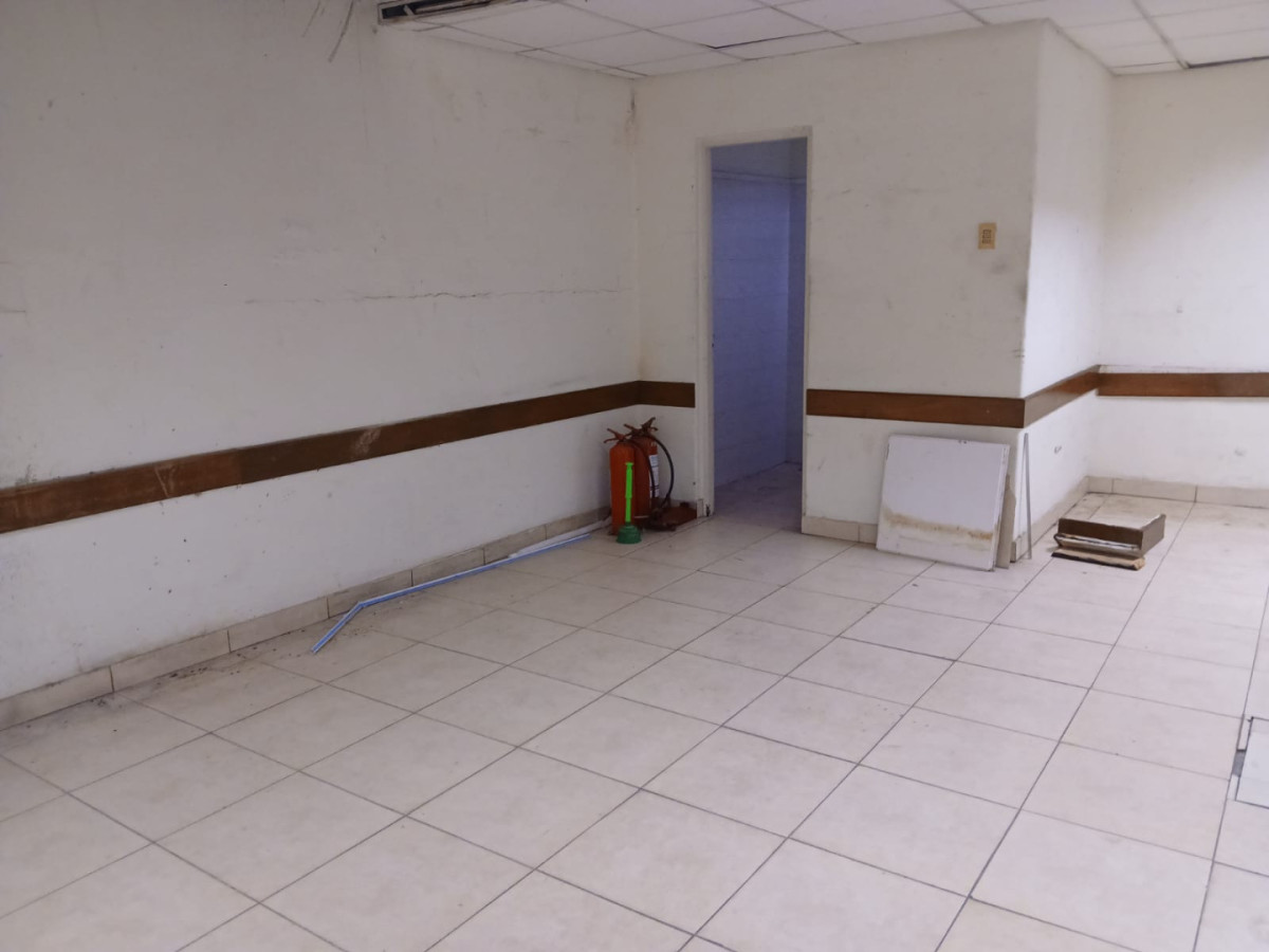 Local Comercial ID.5602 - Alquiler Local Comercial 1800m2 La Comercial con cocheras