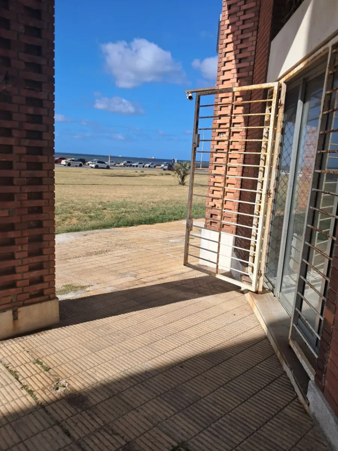 Local Comercial ID.6073 - Alquiler Local Ciudad Vieja frente a la Rambla 70m2