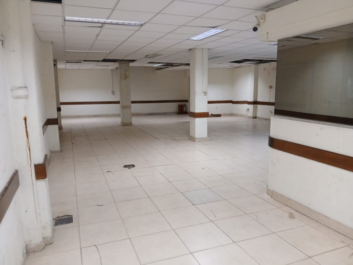 Local Comercial ID.5602 - Alquiler Local Comercial 1800m2 La Comercial con cocheras