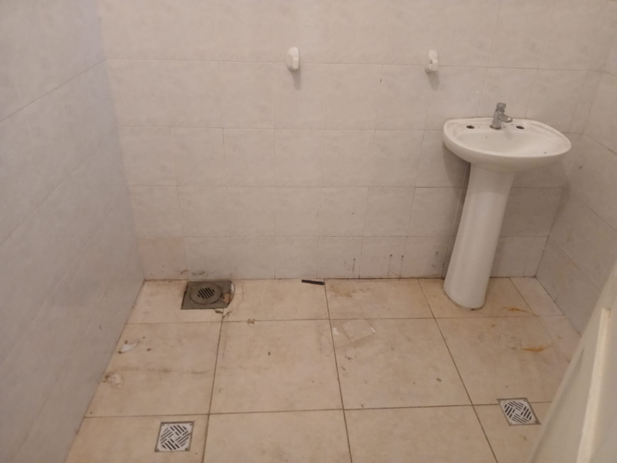 Local Comercial ID.5602 - Alquiler Local Comercial 1800m2 La Comercial con cocheras