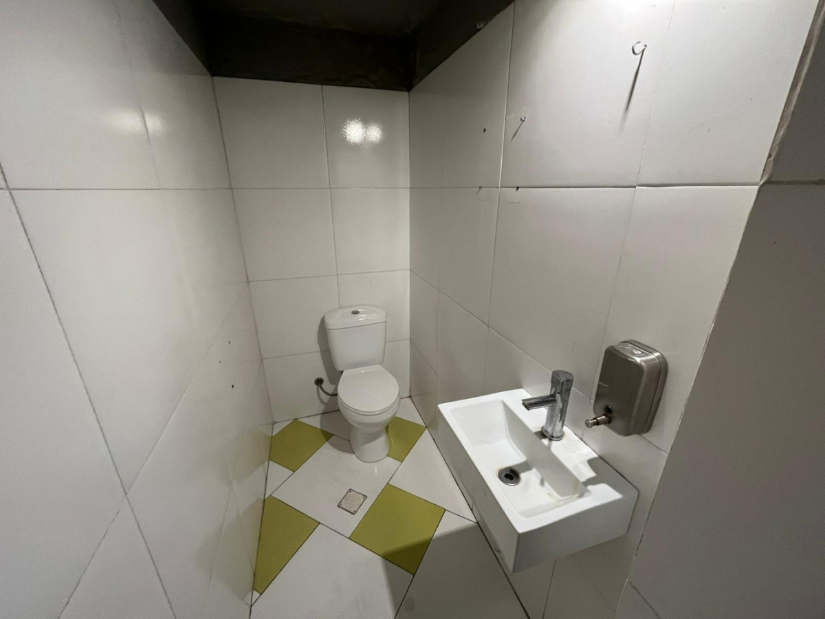 Local Comercial ID.5483 - Alquiler Local Gastronomico Parque Rodo con Sotano 70m2