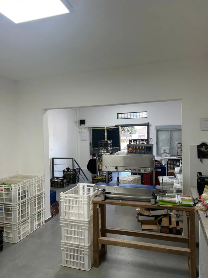 Local Comercial ID.5121 - Alquiler Local Comercial 131m2 Mercado Modelo con garaje