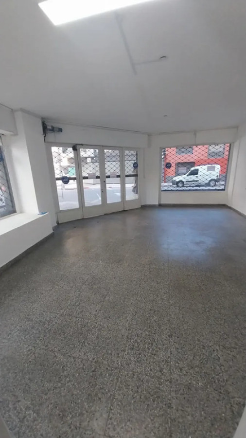 Local Comercial ID.5550 - Alquiler Local Comercial Cordon Gran Esquina 100m2