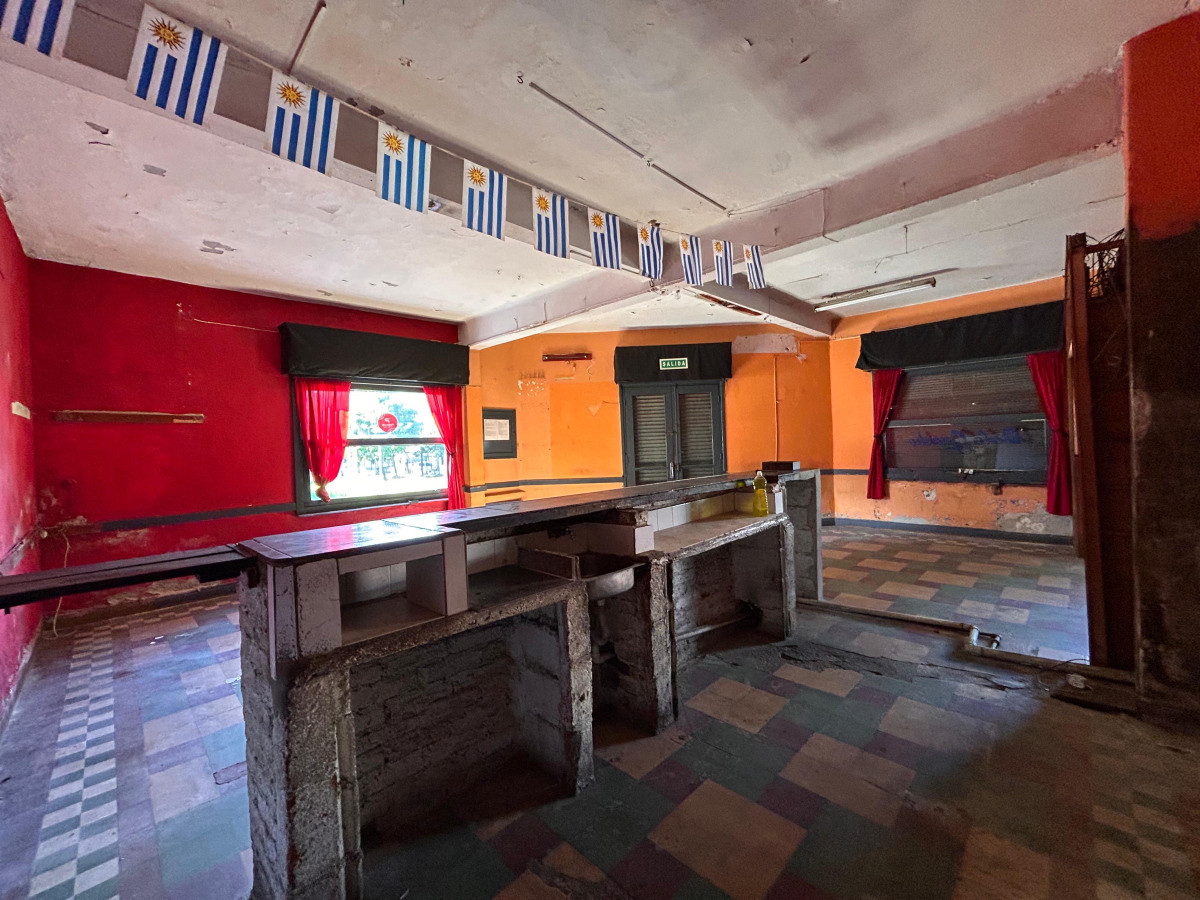 Local Comercial ID.4347 - Venta con renta Gran Local Comercial con Vivienda La Teja