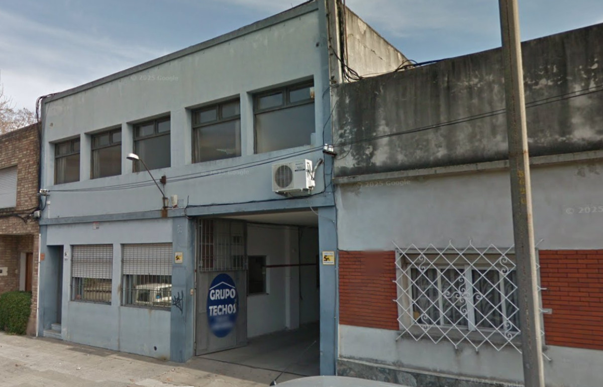 Local Comercial ID.5132 - Venta Gran Local 592m2 Reducto 2 Plantas y 4 Baños en Reducto