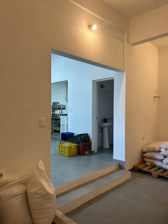 Local Comercial ID.5121 - Alquiler Local Comercial 131m2 Mercado Modelo con garaje