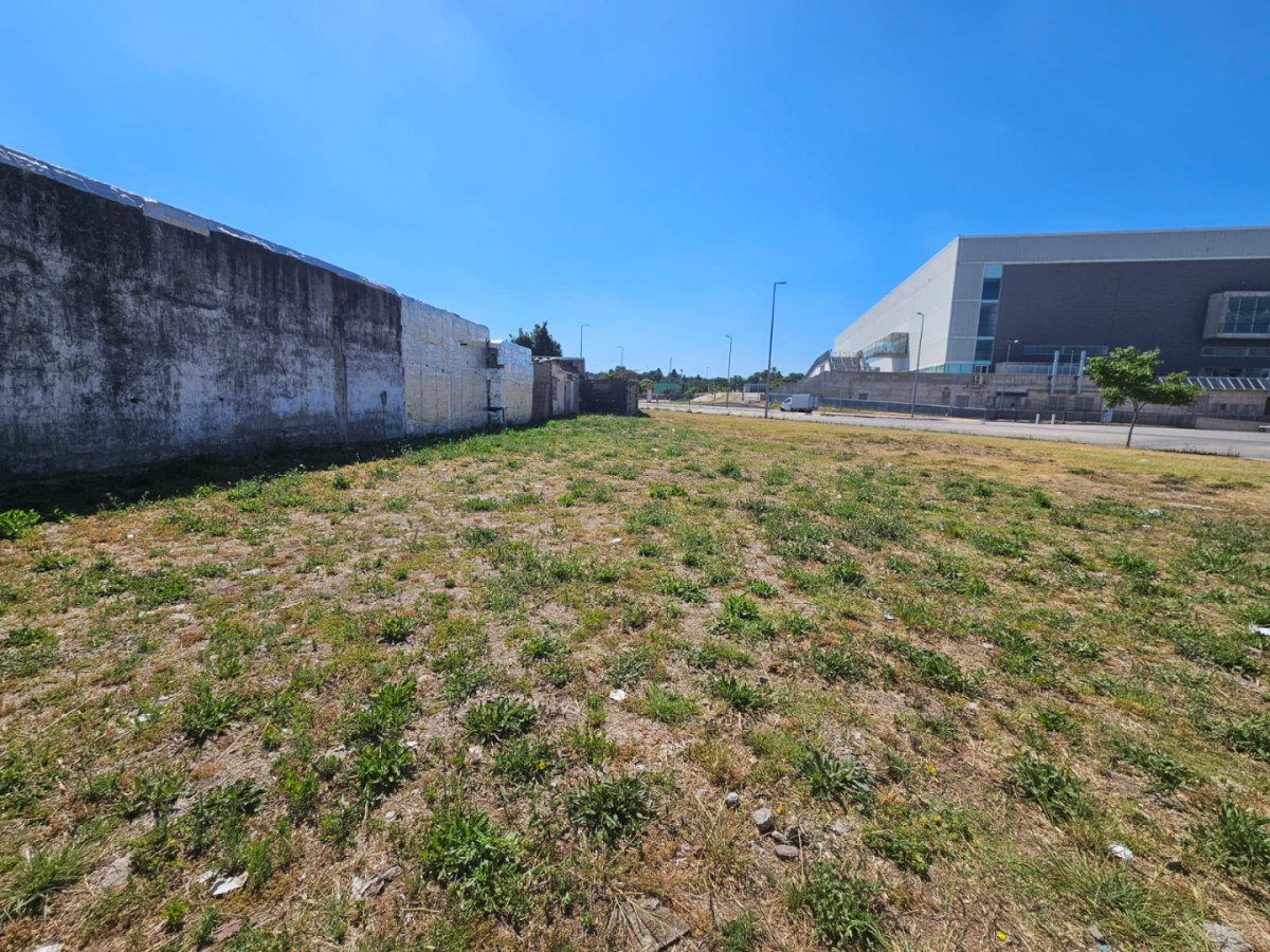 Terreno ID.5424 - Venta Terreno esquina Antel Arena 300m2 Perez Castellanos