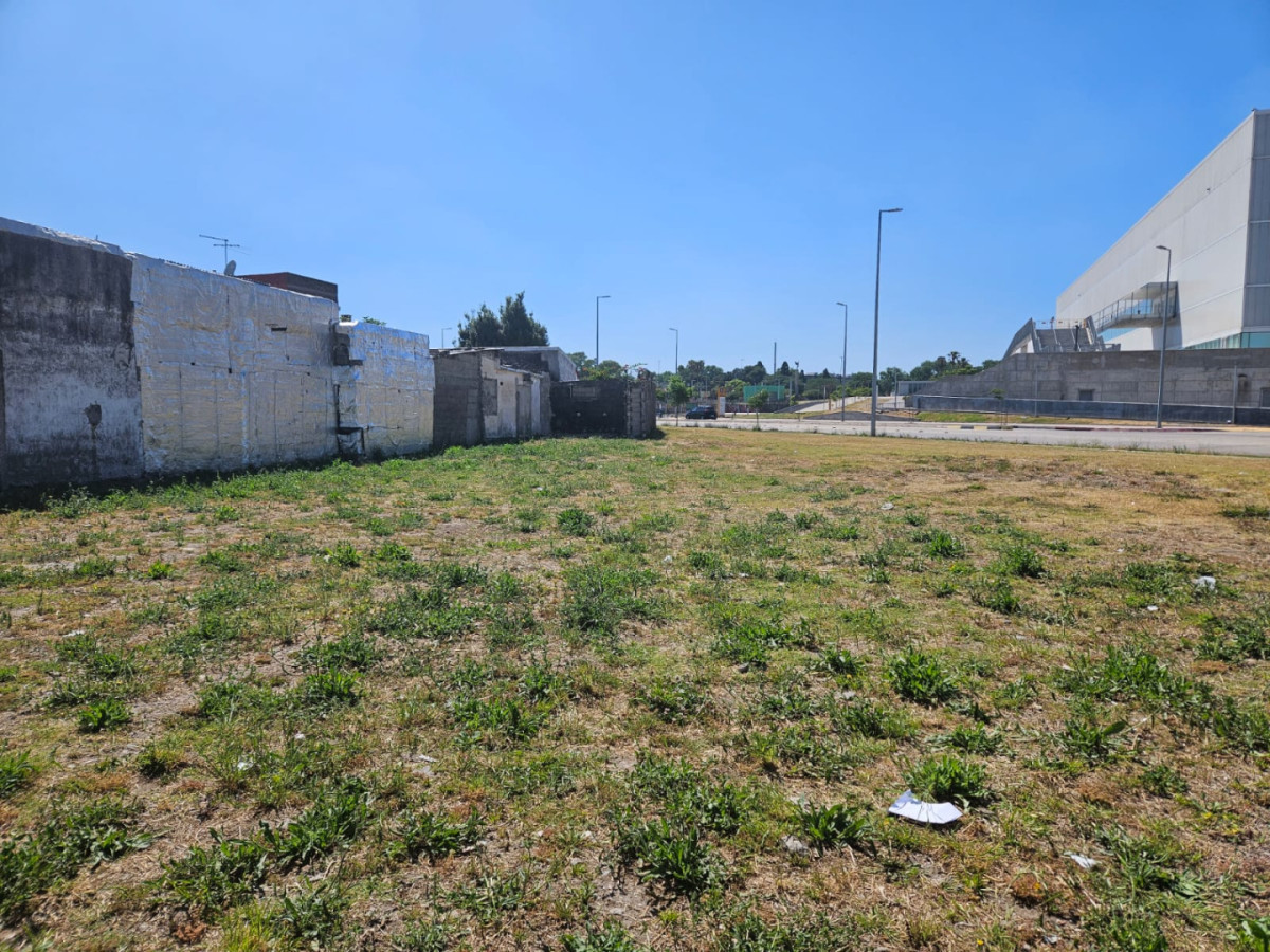 Terreno ID.5424 - Venta Terreno esquina Antel Arena 300m2 Perez Castellanos
