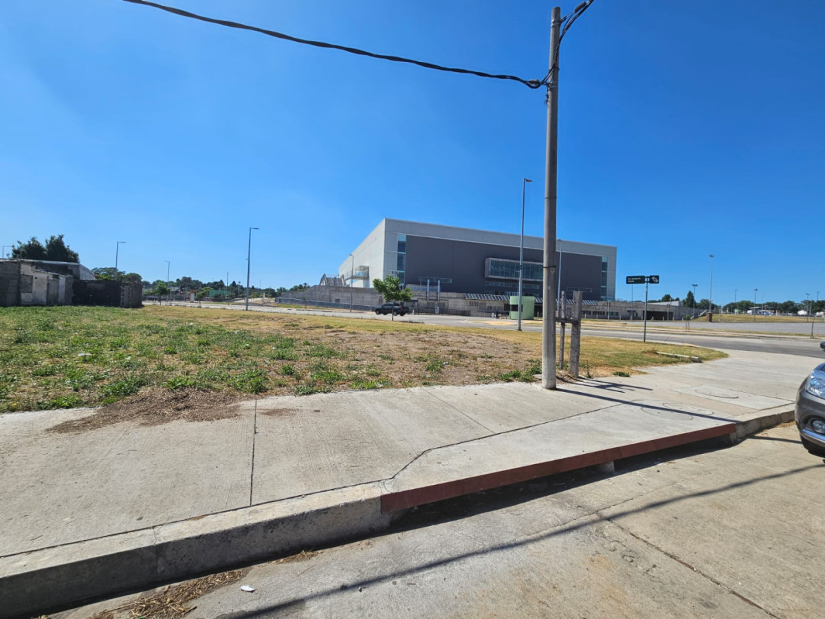 Terreno ID.5424 - Venta Terreno esquina Antel Arena 300m2 Perez Castellanos