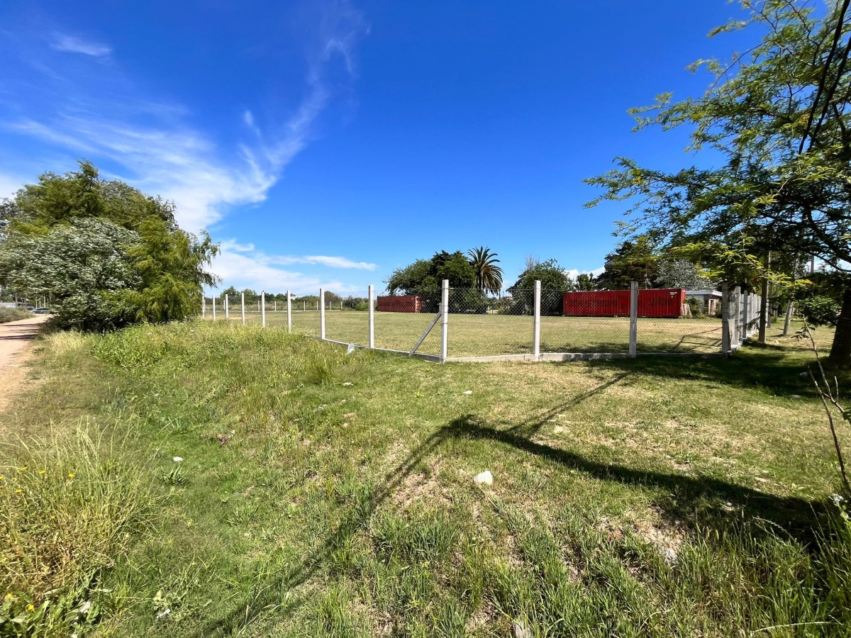 Terreno ID.2707 - Venta Excelente Terreno con dos Casas y galpones Para Inversionistas Parque Carrasco