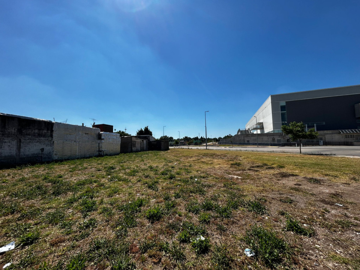 Terreno ID.5424 - Venta Terreno esquina Antel Arena 300m2 Perez Castellanos