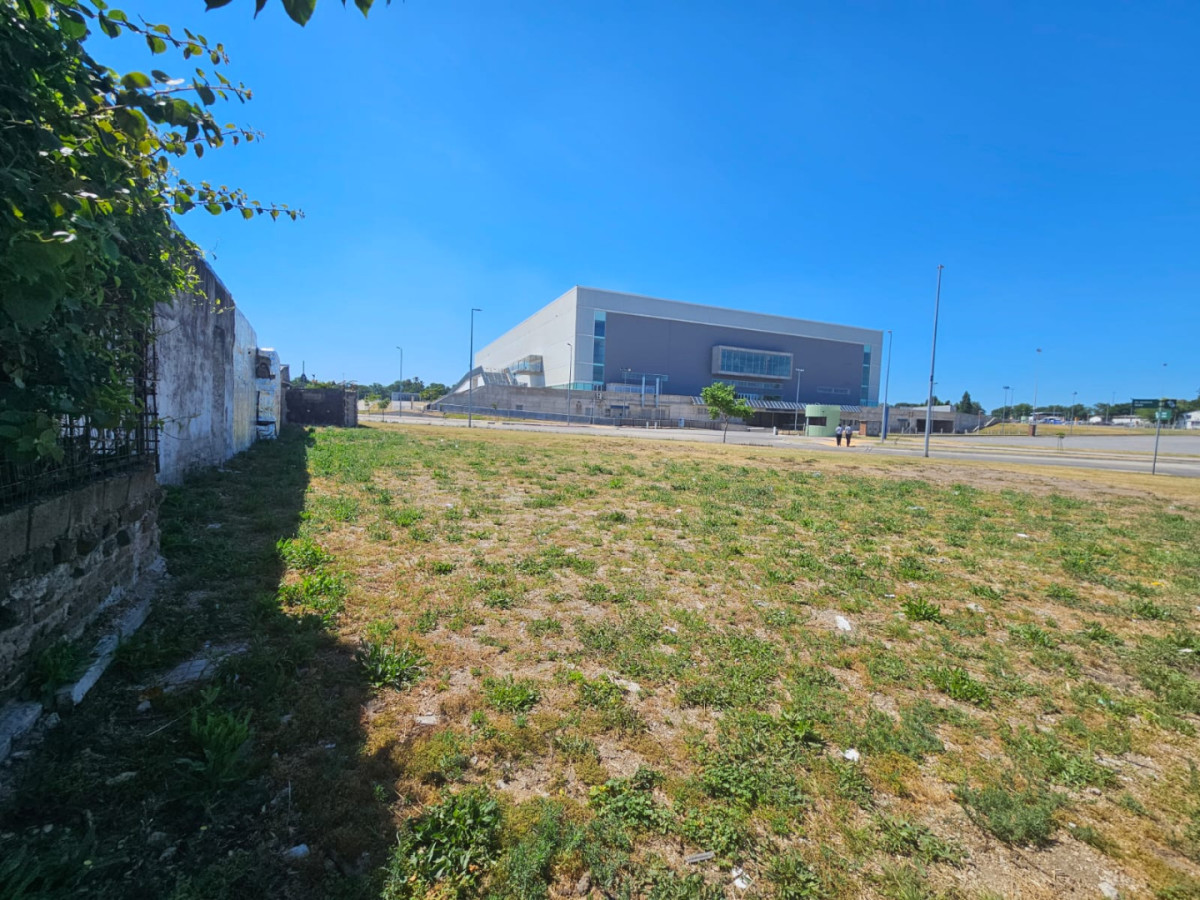 Terreno ID.5424 - Venta Terreno esquina Antel Arena 300m2 Perez Castellanos