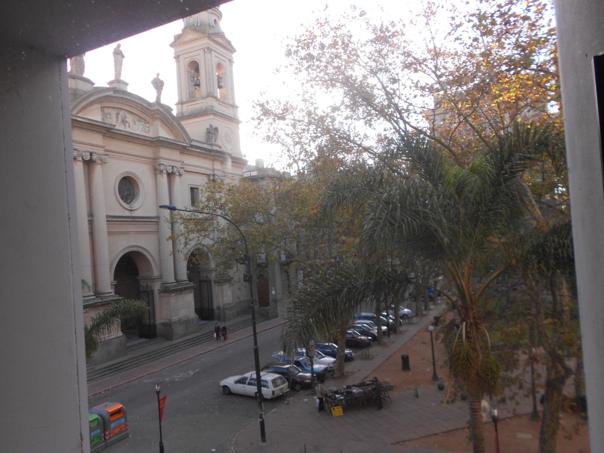 Oficina ID.5651 - Venta con Renta Oficinas Ciudad Vieja Plaza Matriz Inversion