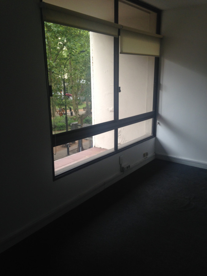 Oficina ID.5651 - Venta con Renta Oficinas Ciudad Vieja Plaza Matriz Inversion