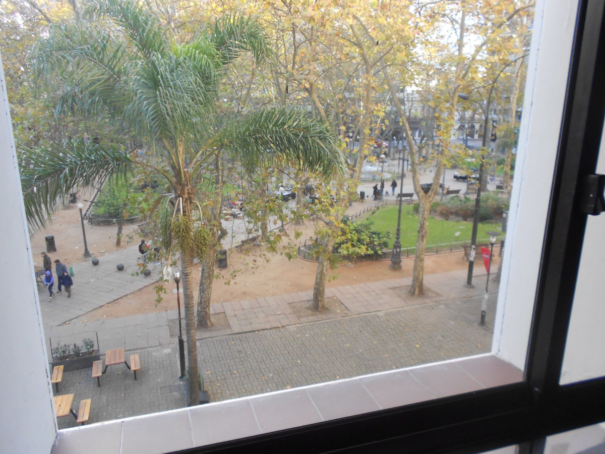 Oficina ID.5651 - Venta con Renta Oficinas Ciudad Vieja Plaza Matriz Inversion