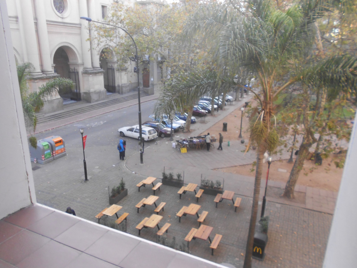 Oficina ID.5651 - Venta con Renta Oficinas Ciudad Vieja Plaza Matriz Inversion